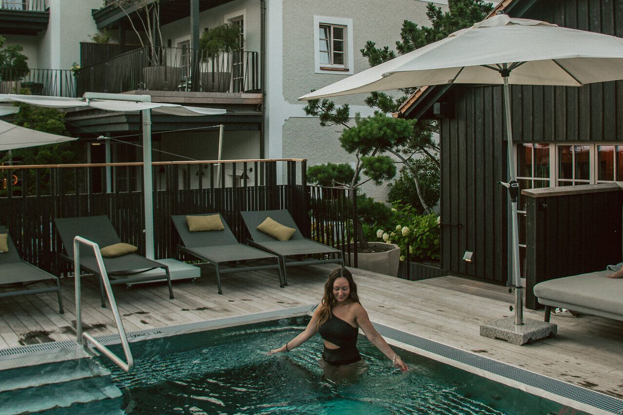 Ein erfrischendes Bad im glitzernden Pool umgeben von der malerischen Kulisse der Berge. Die sanften Wellen laden dazu ein, die Seele baumeln zu lassen und die Ruhe der Natur zu genießen. Hier wird der Sommer in den Bergen zum unvergesslichen Erlebnis.