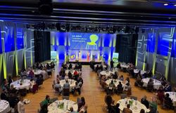 Blick in den Großen Burgsaal der Burg Perchtoldsdorf beim Galaabend zum 20-jährigen Jubiläum des Convention Bureau Niederösterreich: Zahlreiche Gäste sitzen an festlich gedeckten Tischen, auf der Bühne läuft das Jubiläumsprogramm.