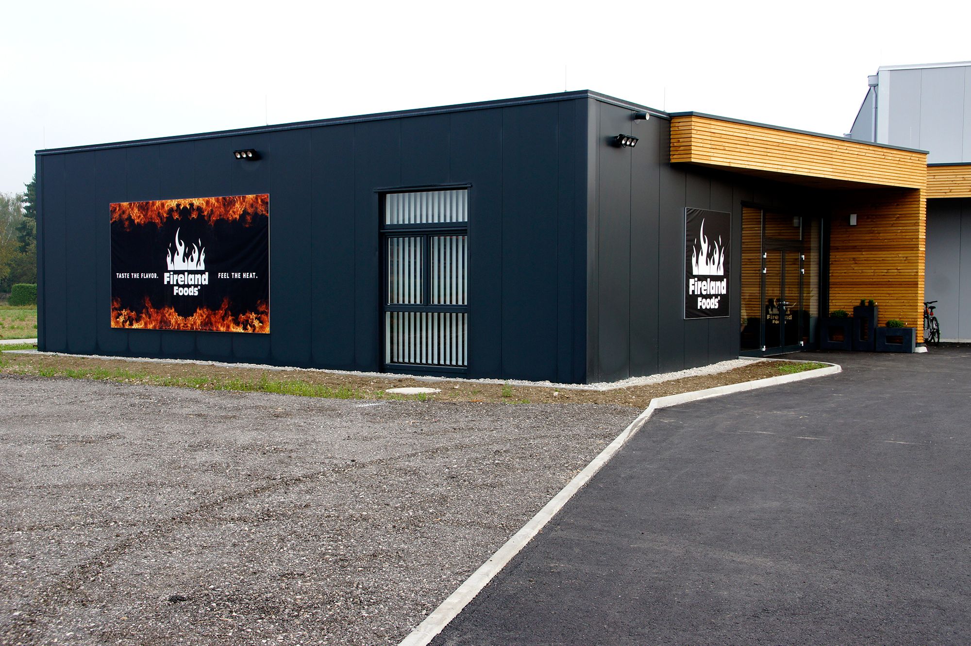Außenansicht eines modernen Gebäudes mit Fireland Foods Logo und Slogan.