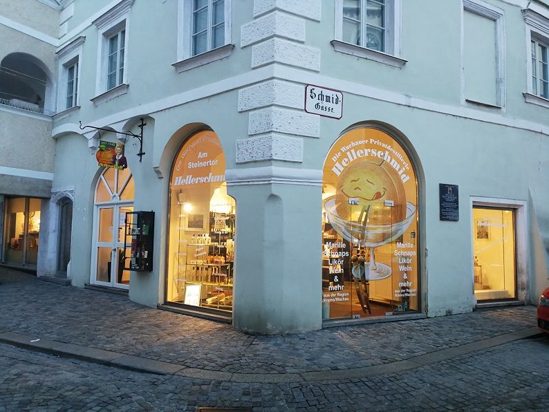 Eingang eines Geschäfts namens Hellerschmid in einer Altstadtstraße.