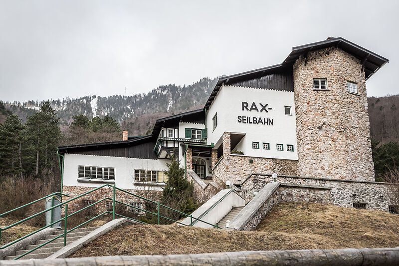 Umgeben von majestätischen Bergen und dichten Wäldern, lädt dieser Ort dazu ein, die frische Bergluft zu genießen. Die charmante Architektur des Berggasthofs strahlt Gemütlichkeit aus und verspricht unvergessliche Erlebnisse in der Natur. Hier beginnt das Abenteuer in den Alpen, wo atemberaubende Ausblicke und erholsame Wanderungen auf Sie warten.