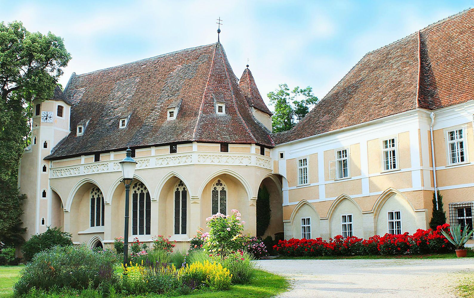 Schloss Schrattenthal mit Garten und Blumenbeeten.