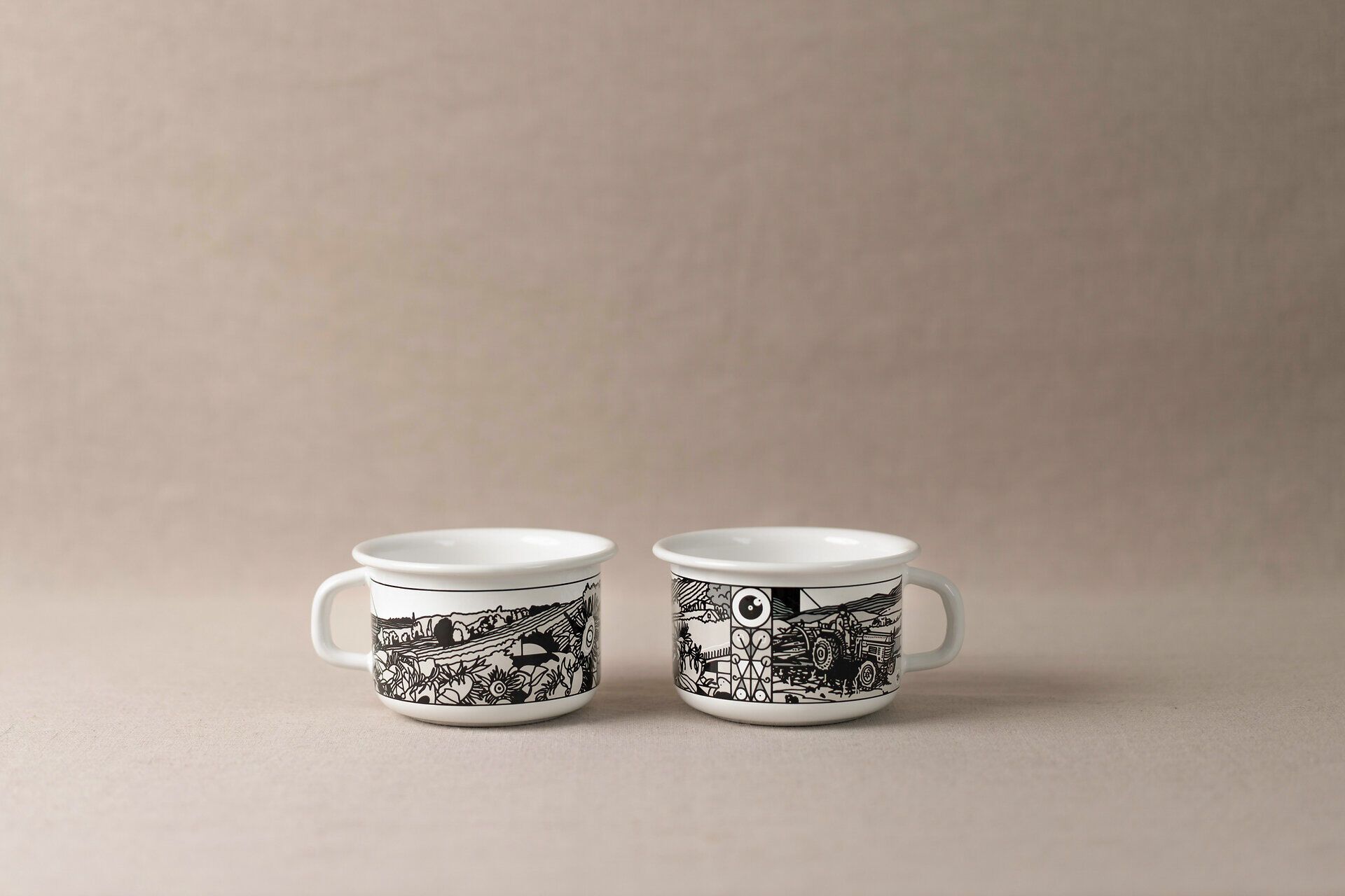 Zwei kunstvoll gestaltete Tassen aus Emaille laden dazu ein, die Schönheit des Moments zu genießen. Ihre einzigartigen Motive erzählen Geschichten von malerischen Landschaften und unvergesslichen Erlebnissen in der Natur. Perfekt für eine entspannte Auszeit in den Bergen.