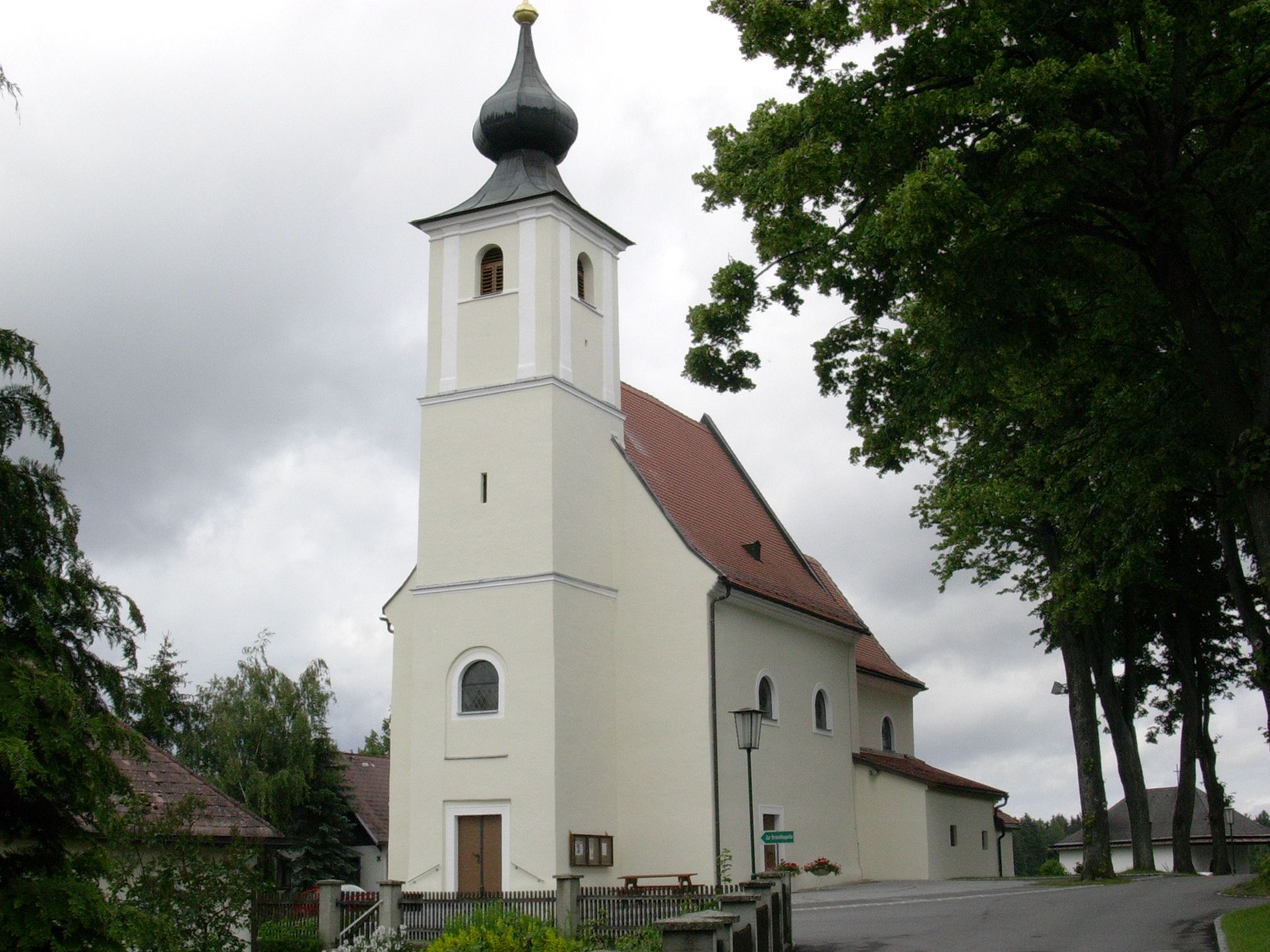 Marienwallfahrtskirche mit Zwiebelturm und bewölktem Himmel.