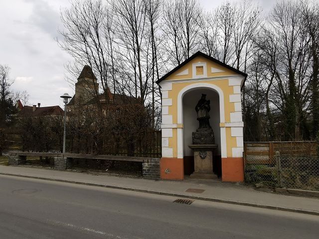 Marterl vor dem Schlossteich