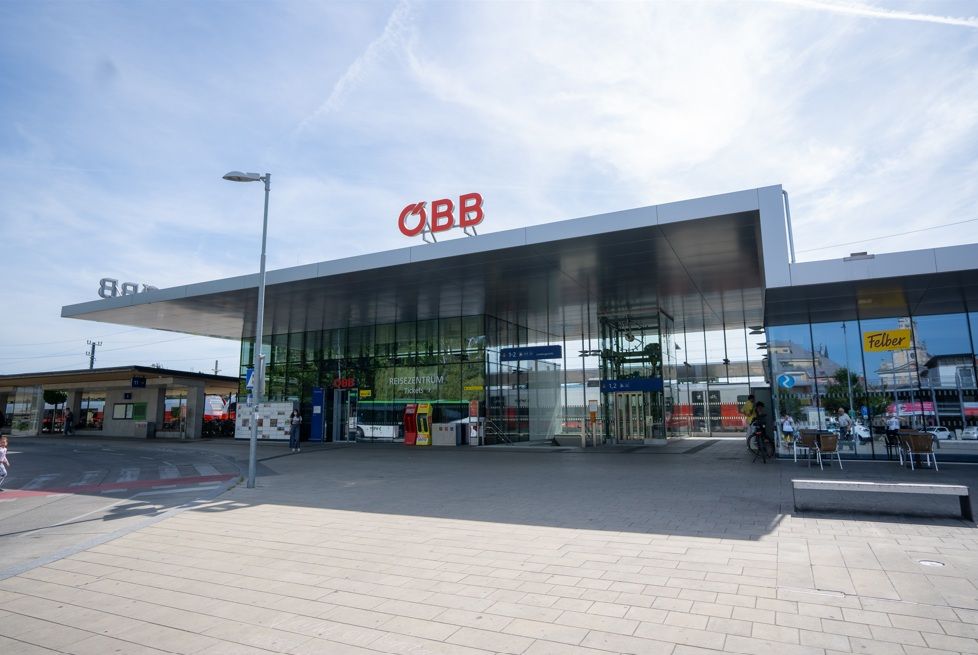 Moderner Bahnhof mit ÖBB-Logo und Glasfassade in Korneuburg.