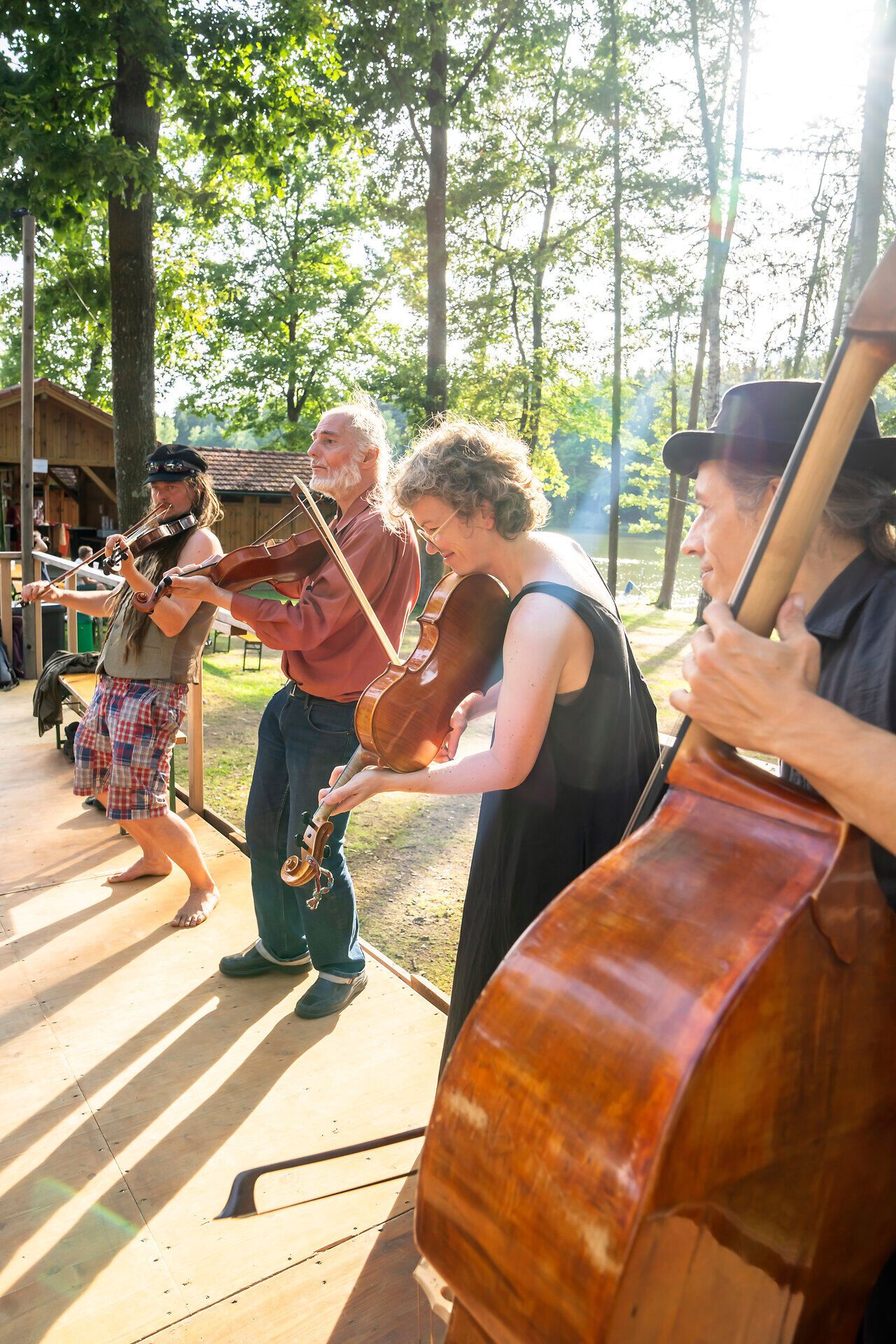 Die Klänge des Schrammel.Klang.Festivals erfüllen die Luft, während Musiker leidenschaftlich ihre Instrumente spielen. Umgeben von der malerischen Natur des Waldviertels, entsteht eine harmonische Atmosphäre, die die Besucher in ihren Bann zieht.