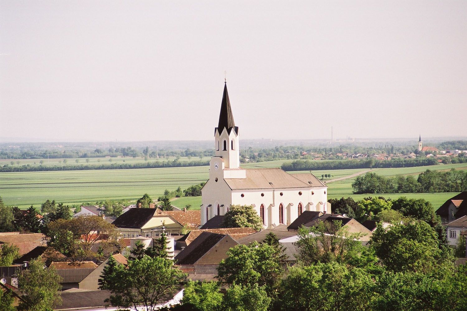 Landschaft mit Kirche und Dorf in Unterstinkenbrunn.