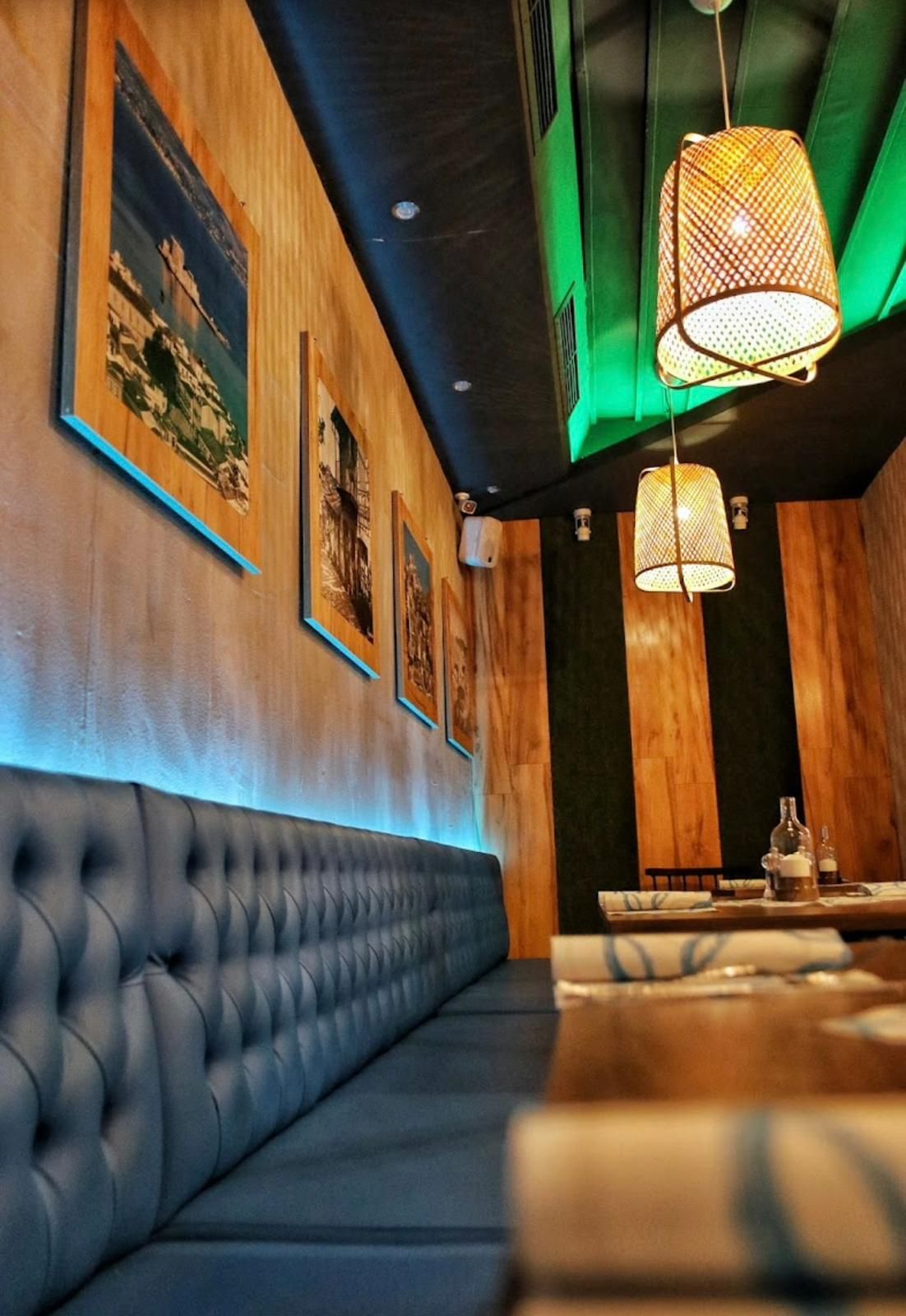 blaue Bank Lokal innen