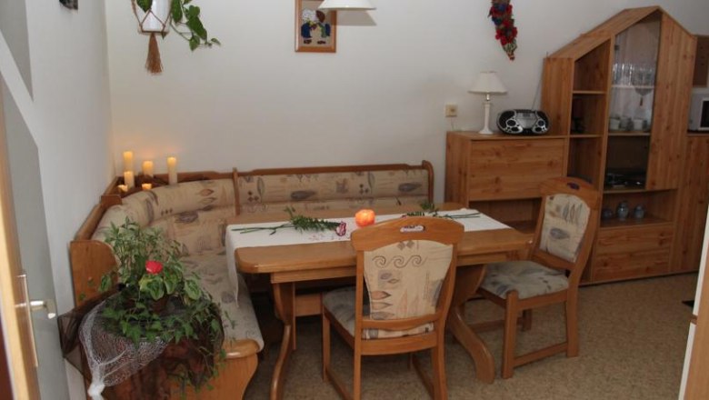 Gemütlicher Essbereich mit Holzmöbeln und Eckbank.