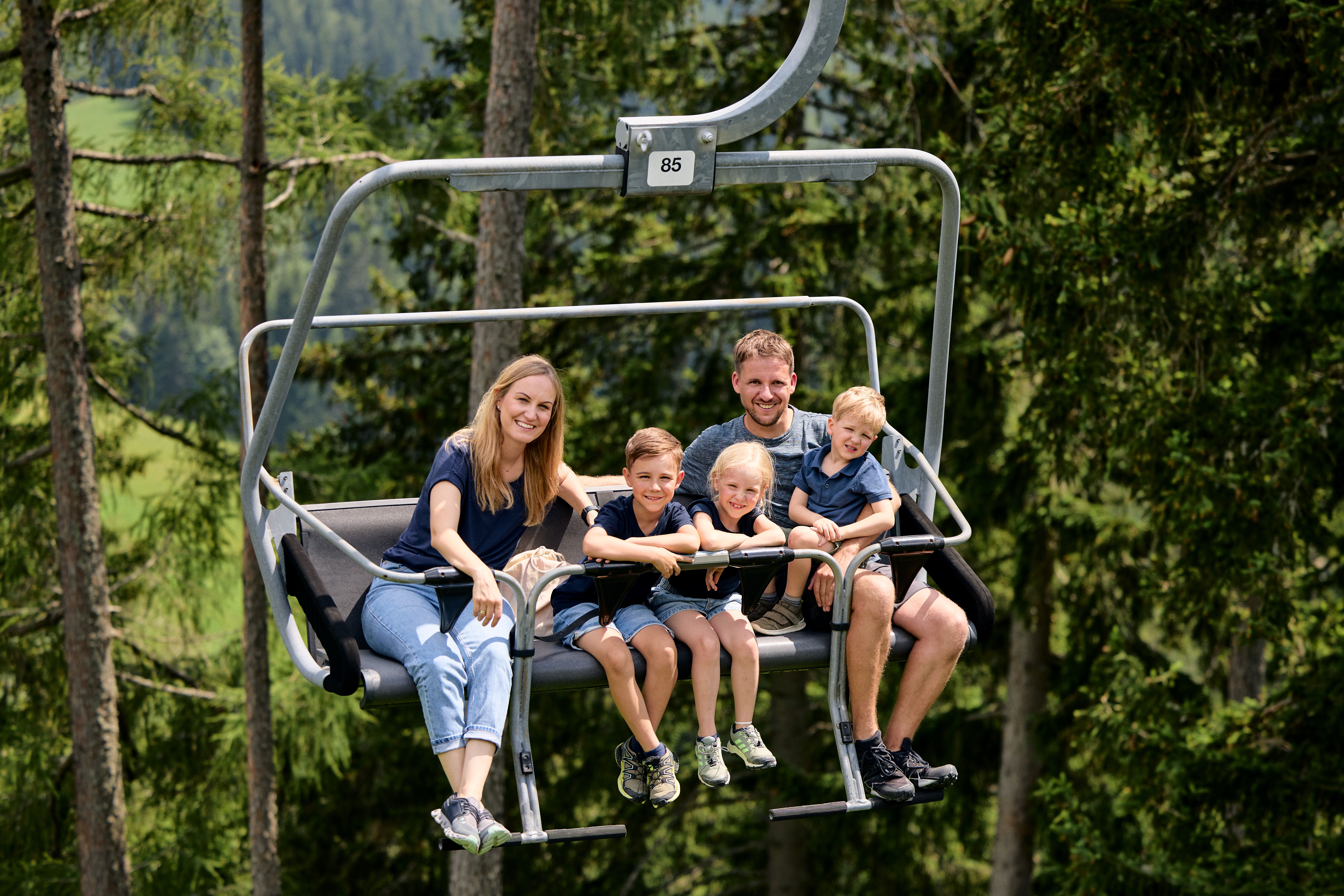 Familie auf dem Sessellift der Annaberger Lifte.
