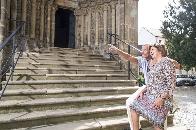 Eingangsportal Karner mit Personen davor 