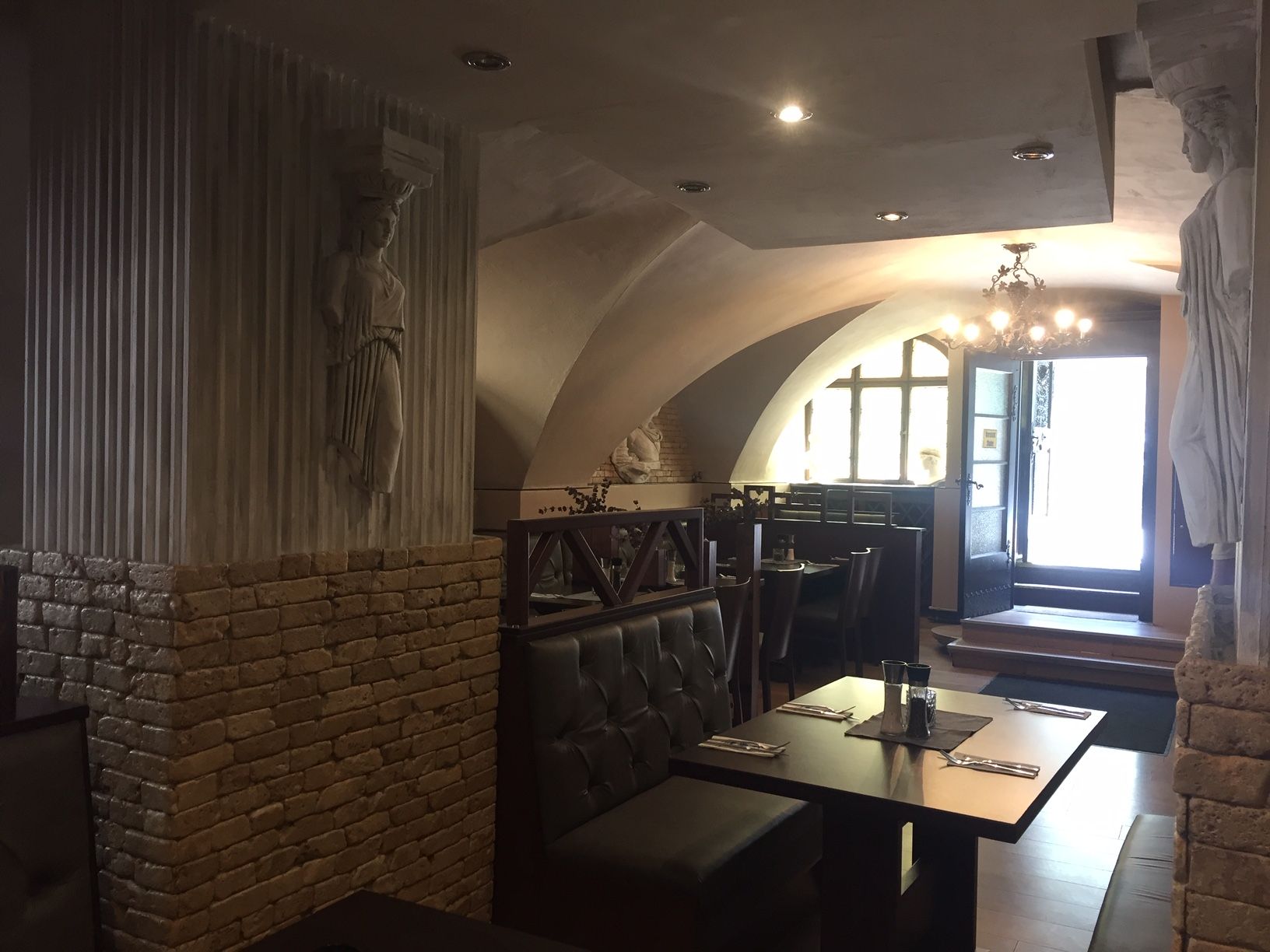 Restaurant innen Gewölbe und Tische 