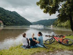 Radfahrerinnen Gasthof Gierlinger Oberm&uuml;hl an der Donau, &copy; WGD Donau Ober&ouml;sterreich Tourismus GmbH