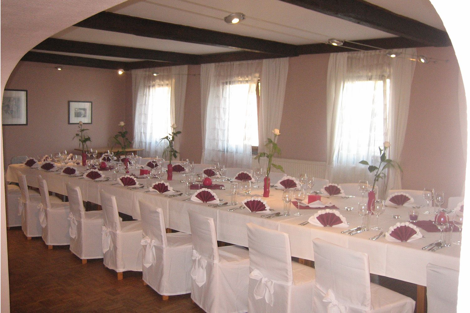 Eleganter Speisesaal mit gedecktem Tisch für eine Feier.