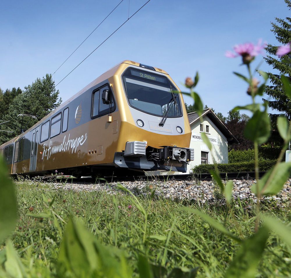 Die sanften Hügel und die üppige Vegetation umrahmen die malerische Bahn, die durch die atemberaubende Landschaft gleitet. Hier, wo die Natur in voller Pracht erblüht, wird jeder Moment zu einem unvergesslichen Erlebnis. Genießen Sie die frische Bergluft und die Ruhe, die nur die Berge bieten können.