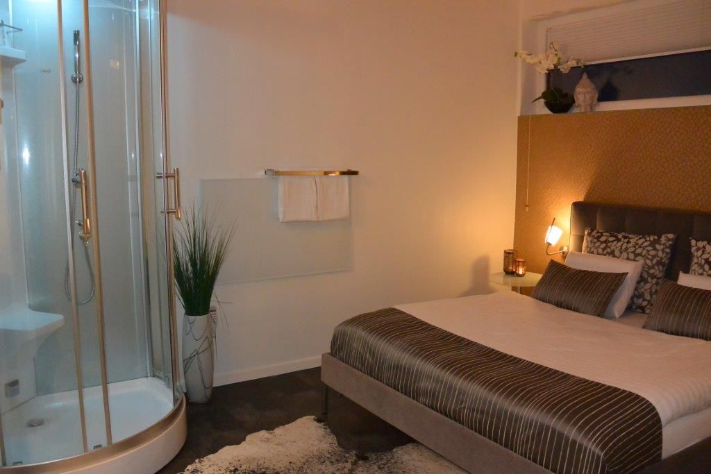 Schlafzimmer mit Bad