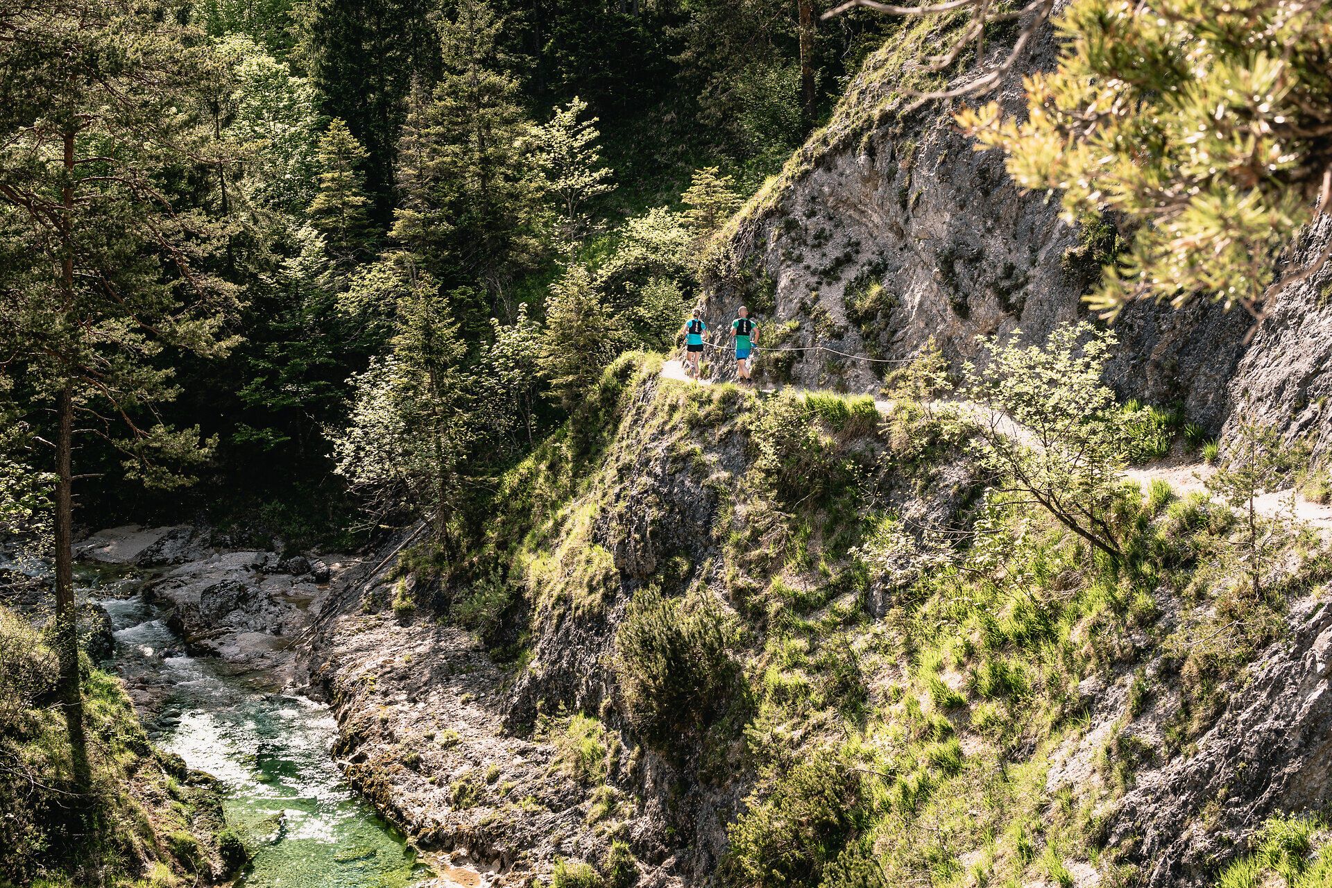 Ein malerischer Pfad schlängelt sich entlang der steilen Felsen, umgeben von üppigem Grün und dem sanften Plätschern des klaren Wassers. Die frische Bergluft und die atemberaubenden Ausblicke laden dazu ein, die Natur in vollen Zügen zu genießen und neue Energie zu tanken.