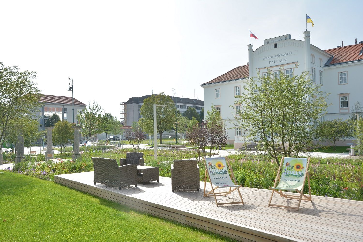 Sitzinsel aus Holz am Nibelungenlplatz mit Tisch und Stühlen
