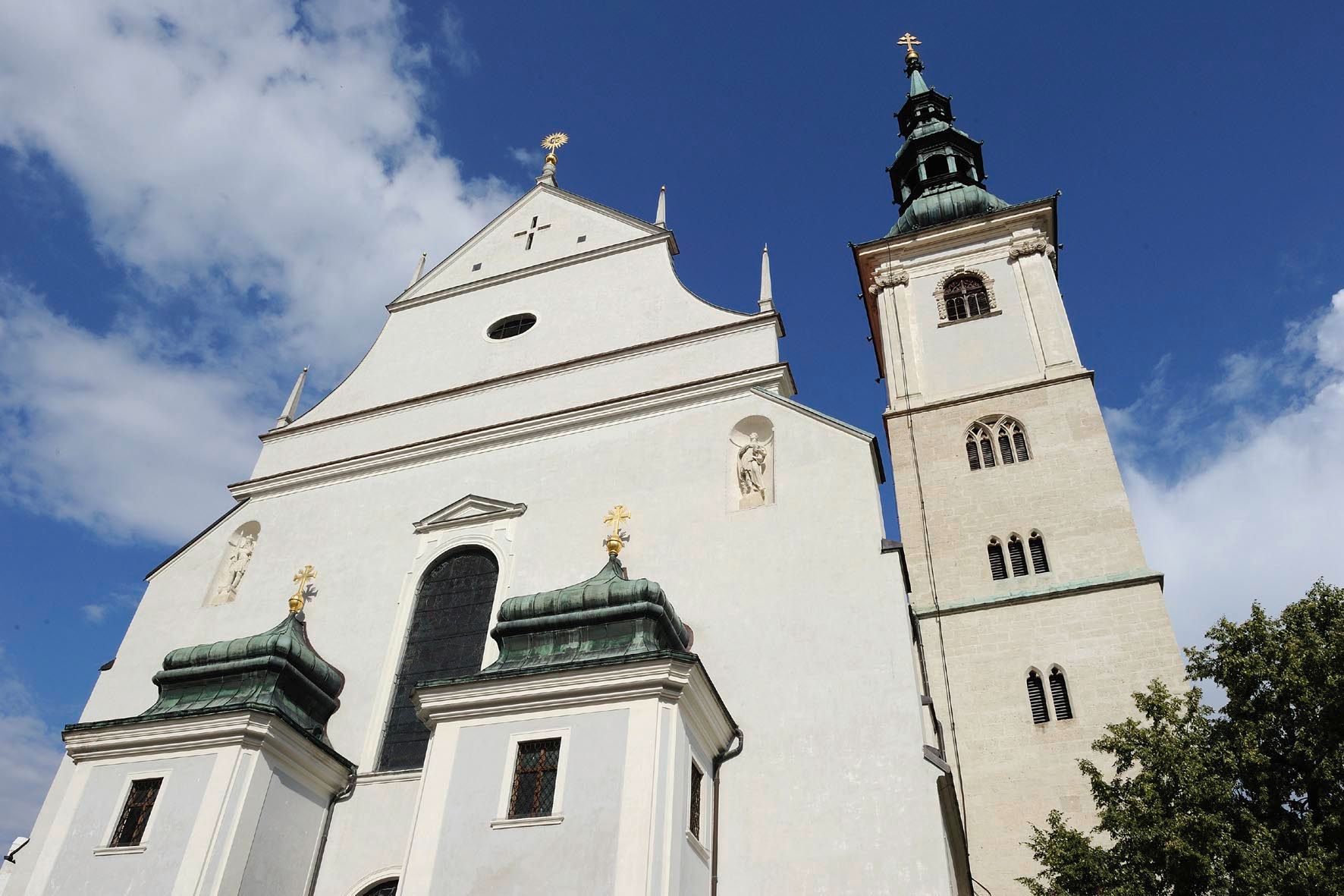 Frontansicht des Doms der Wachau mit blauem Himmel im Hintergrund.