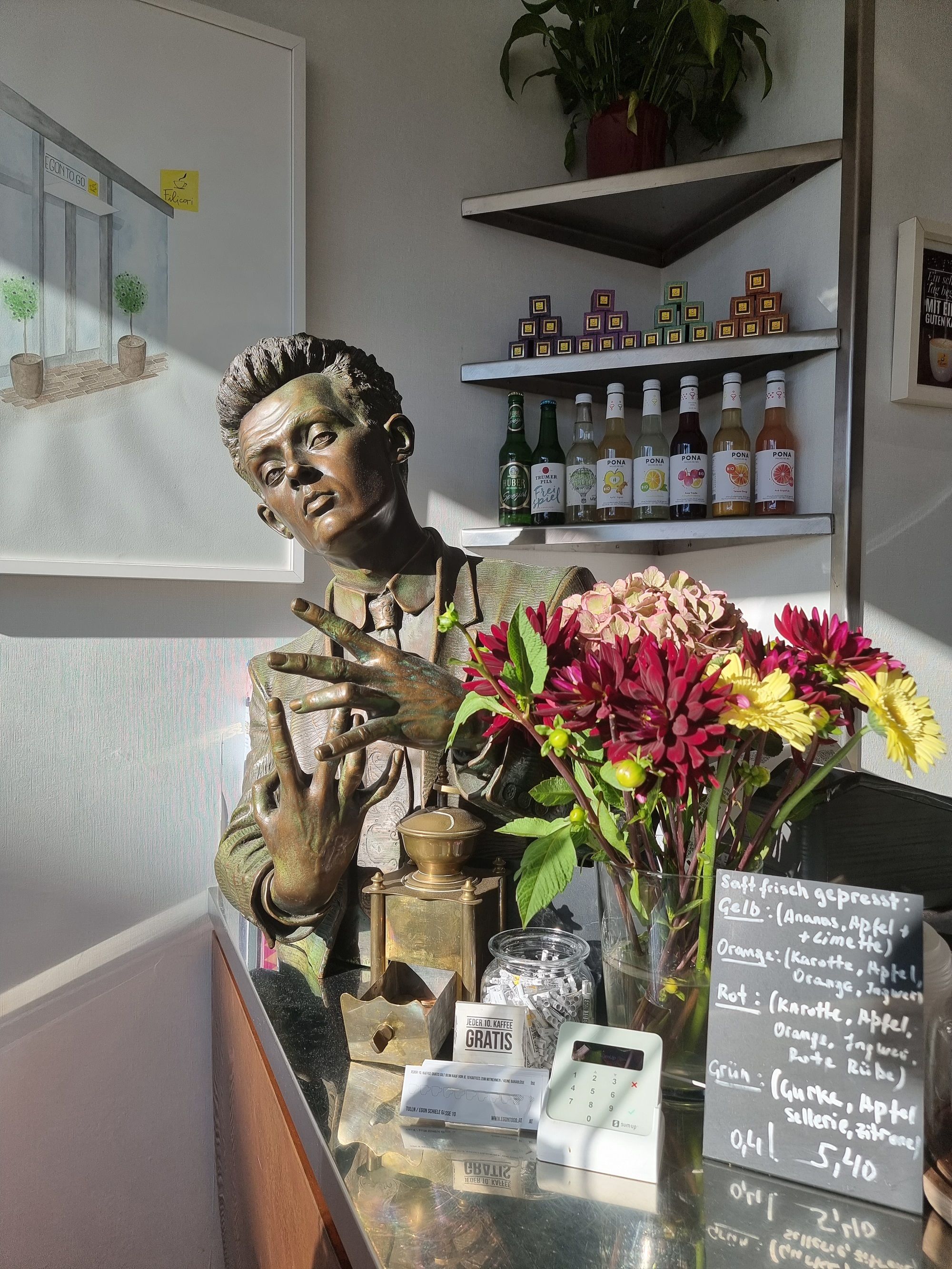 Egon Schiele Statue im Fenster mit Blumenstrauss