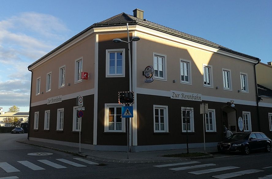 Eckgebäude mit der Aufschrift 'Zur Rennbahn' und Kaiser-Bierschild.