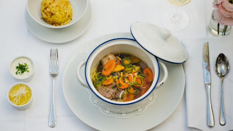 Traditionelles Tafelspitz-Gericht auf weißem Tischtuch.