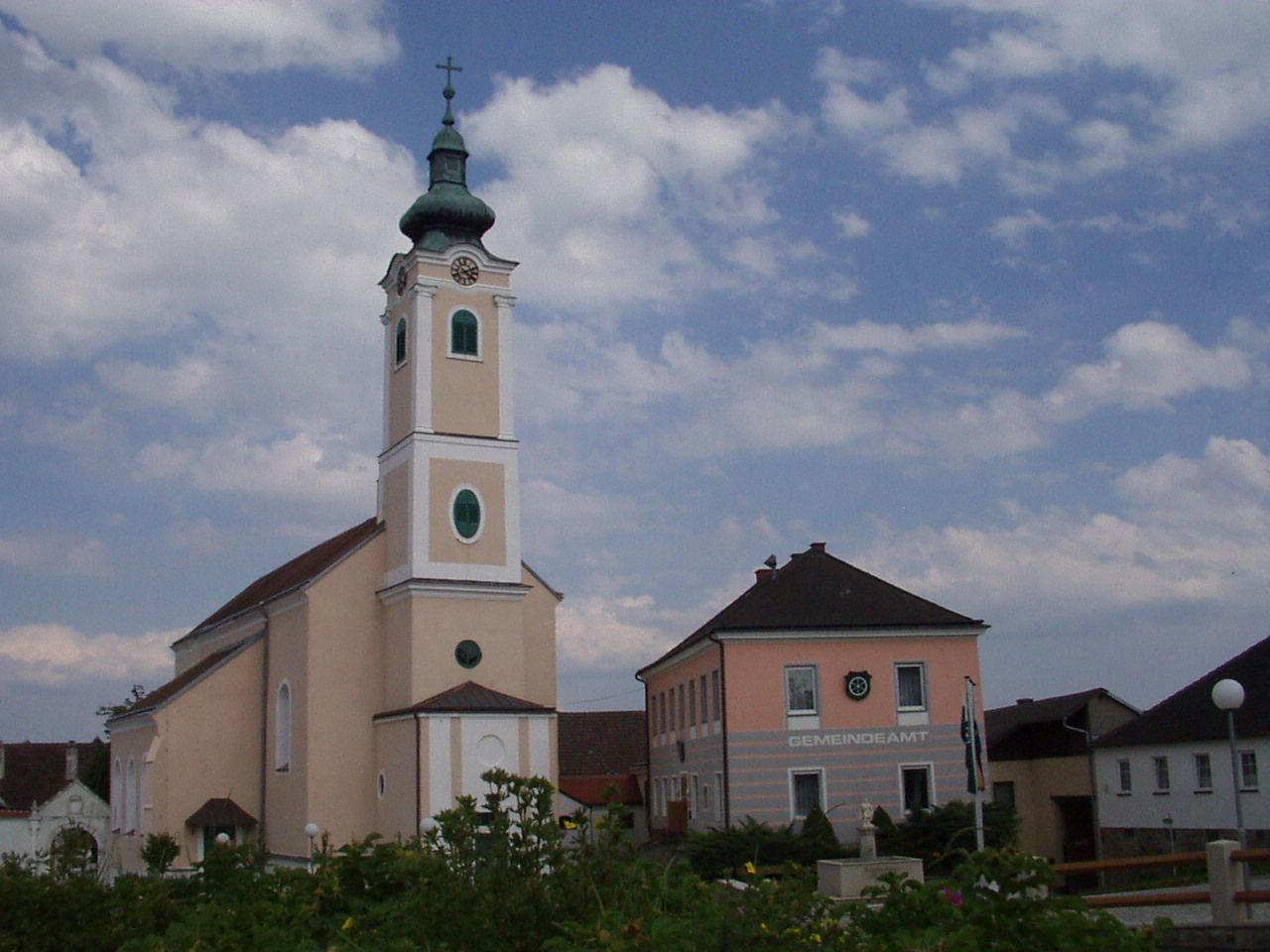 Kirche und Gemeindeamt in Eisgarn, Österreich.