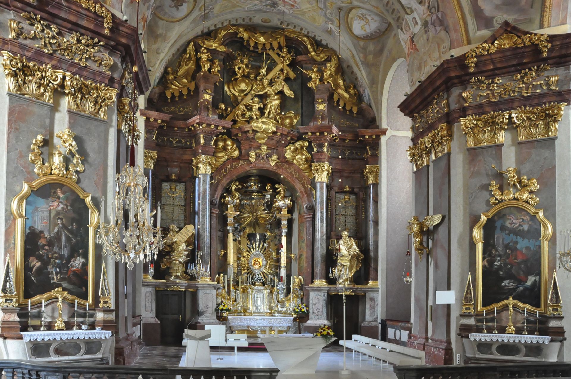 Altarraum der Basilika Maria Taferl mit reich verziertem Barockaltar und goldenen Verzierungen.