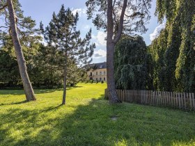 Blick vom Schlosspark auf das Schloss Eckartsau.