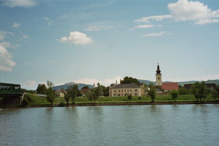 Flusslandschaft mit Kirche und Brücke in Mautern, Österreich.