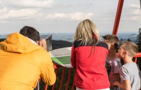 Menschen auf einem Aussichtspunkt in M&ouml;nichkirchen mit Blick auf die Landschaft.