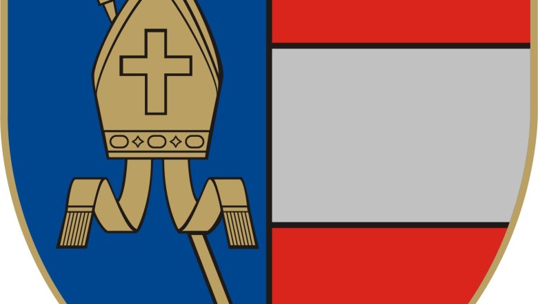 Wappen von Ruprechtshofen mit Bischofsm&uuml;tze und Krummstab auf blauem Hintergrund, daneben rot-wei&szlig;-rotes Feld.