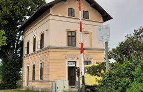 Altes Bahnhofsgeb&auml;ude mit Museumsschild und Signal in Unter-Retzbach.