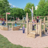 Kinder spielen auf dem gro&szlig;en Spielplatz mit Holzger&auml;ten und Rutschen