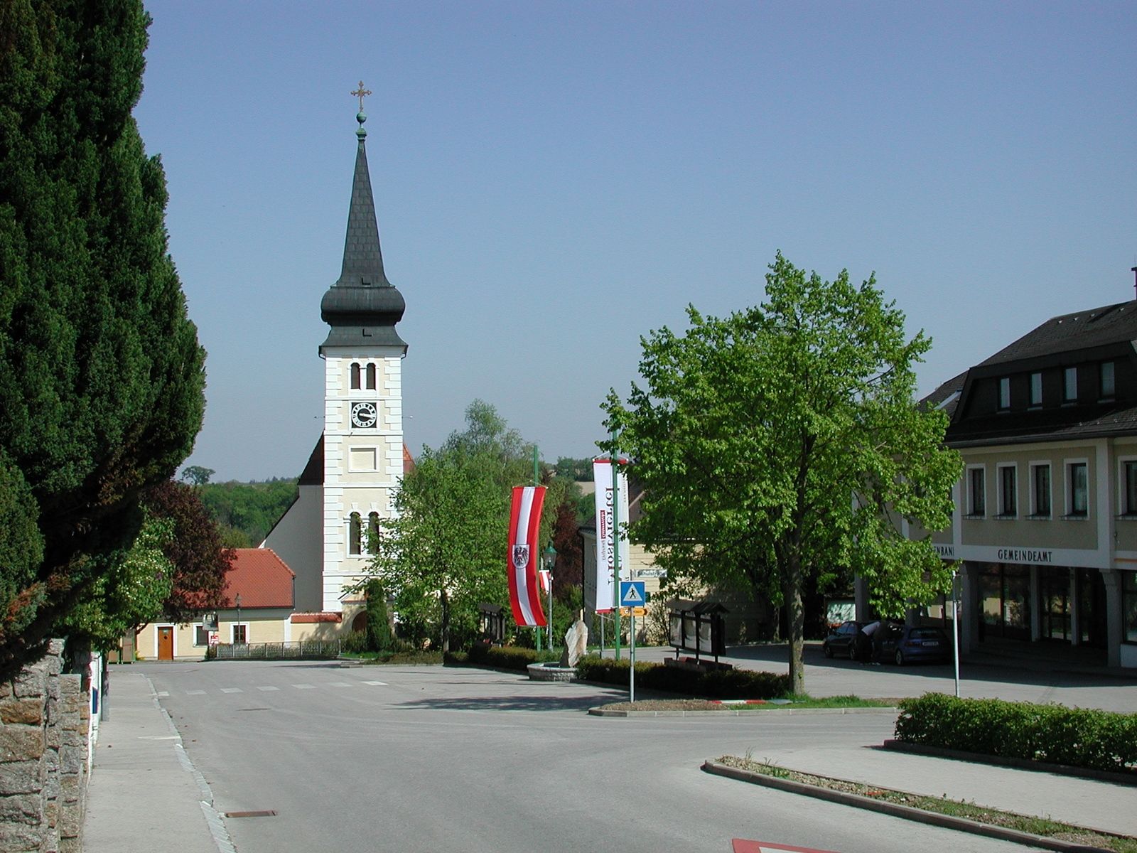 Marktplatz in Ferschnitz mit Kirche und Gemeindebüro.
