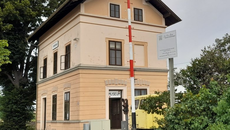 Altes Bahnhofsgeb&auml;ude mit Museumsschild und Signal in Unter-Retzbach.