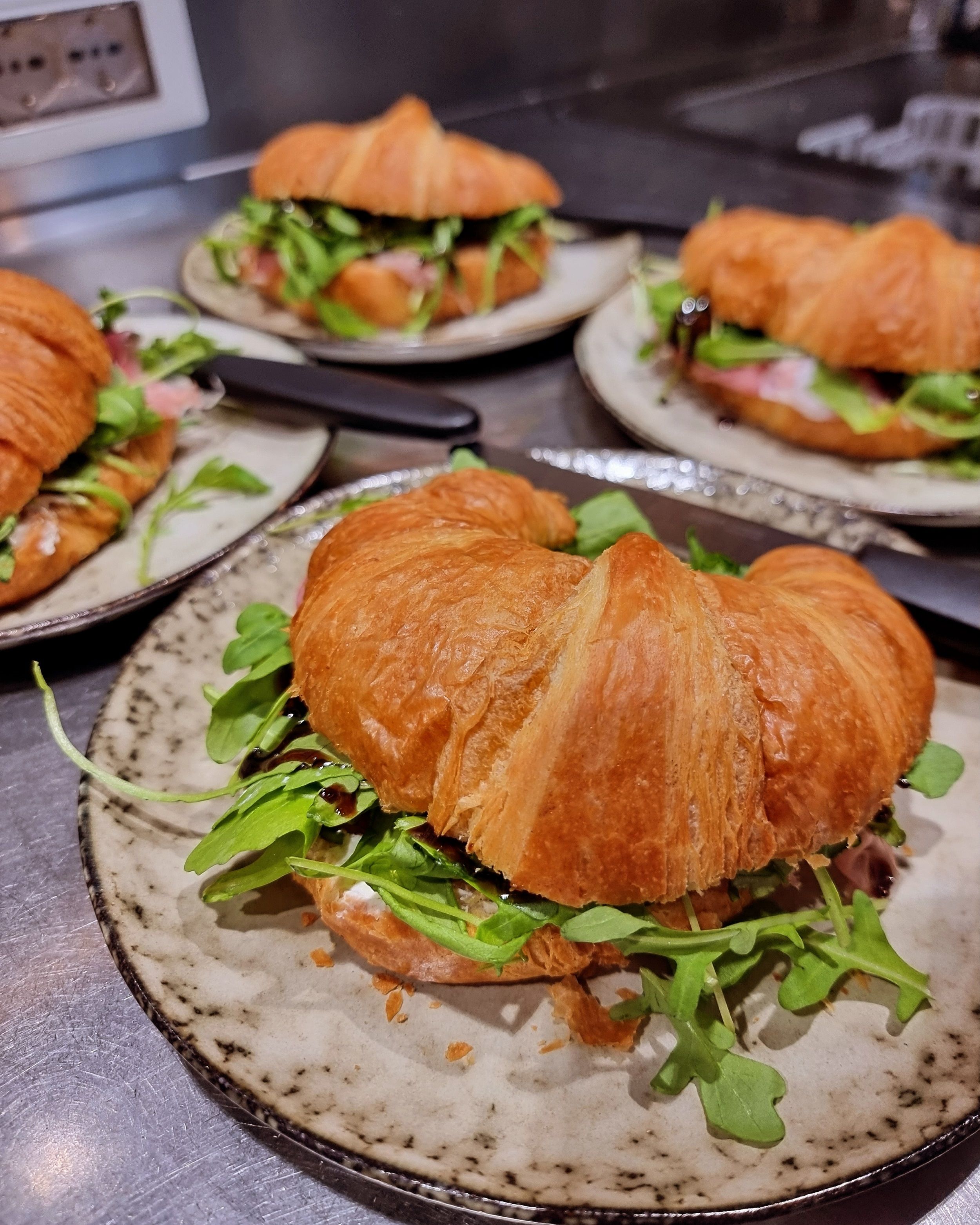 Mit Salat gefülltes Kipferl auf Teller