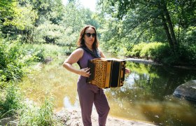 Die Musikerin Marie Theres Stickler am Akkordeon, &copy; Daniel Gollner