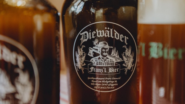 Nahaufnahme einer Bierflasche mit dem Etikett 'Diew&auml;lder Franz'l Bier'.