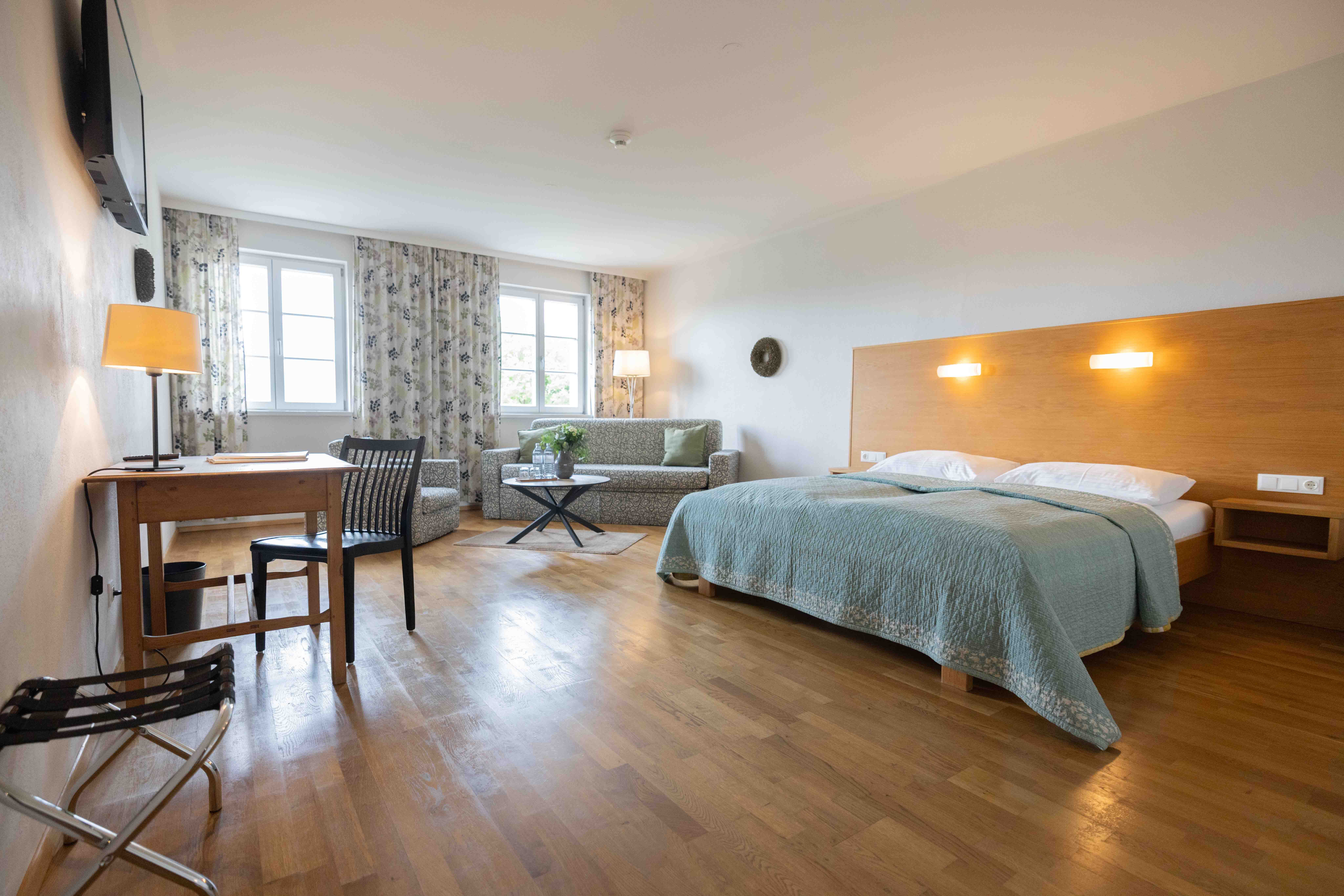 Doppelzimmer mit großem Bett und Sofa