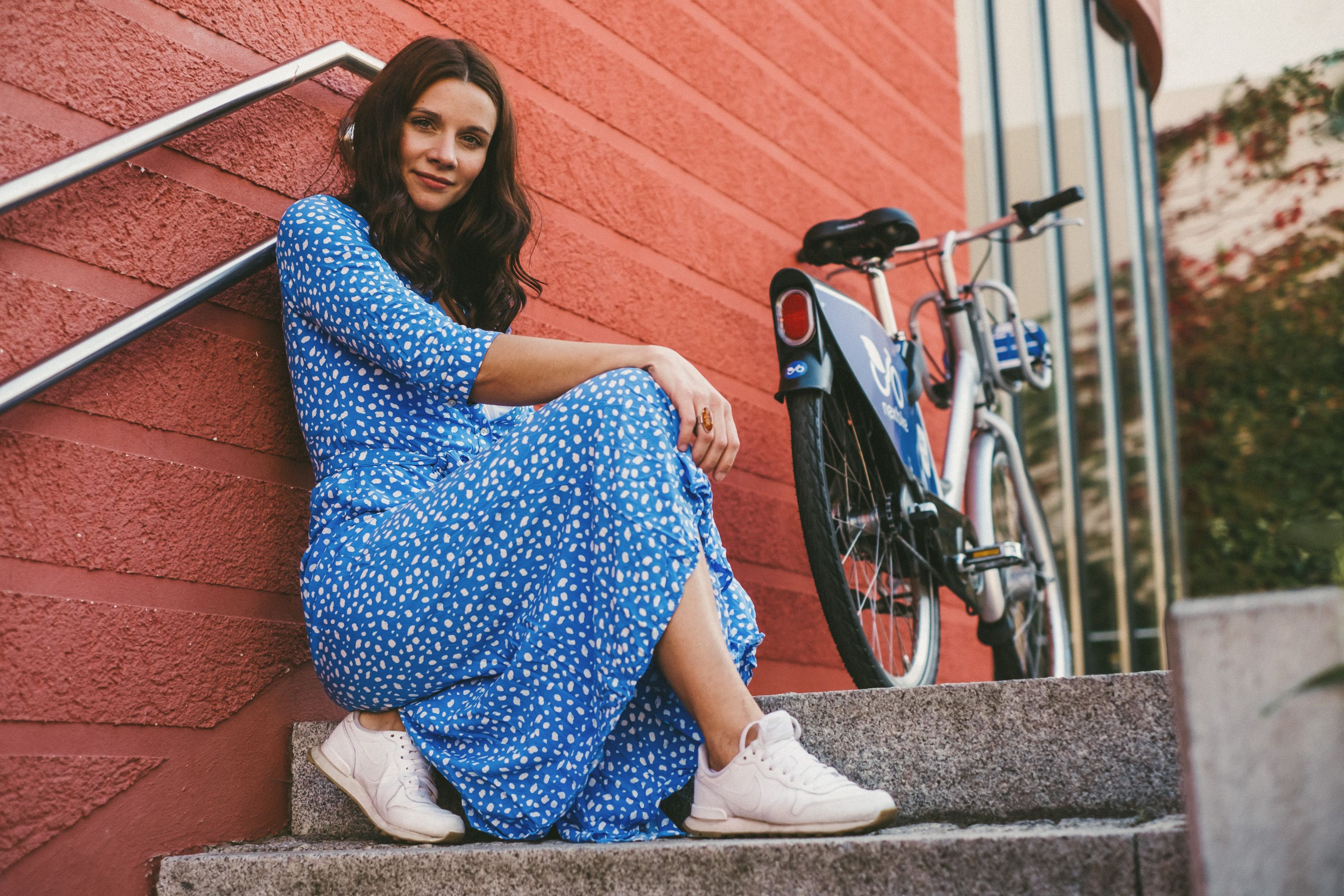 sitzende Dame mit nextbike