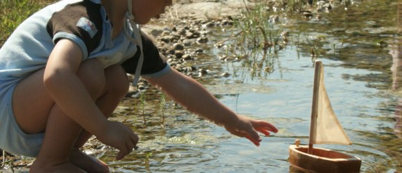 Auf meinem Hausteich bin ich Kapit&auml;n!, &copy; Forellenhof