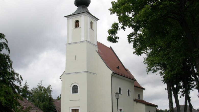 Marienwallfahrtskirche mit Zwiebelturm und bewölktem Himmel.