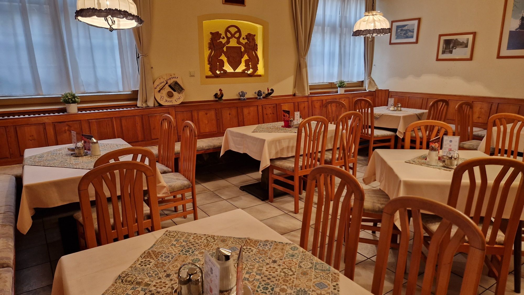 Gemütliches Café mit Holzmöbeln und dekorierten Tischen.