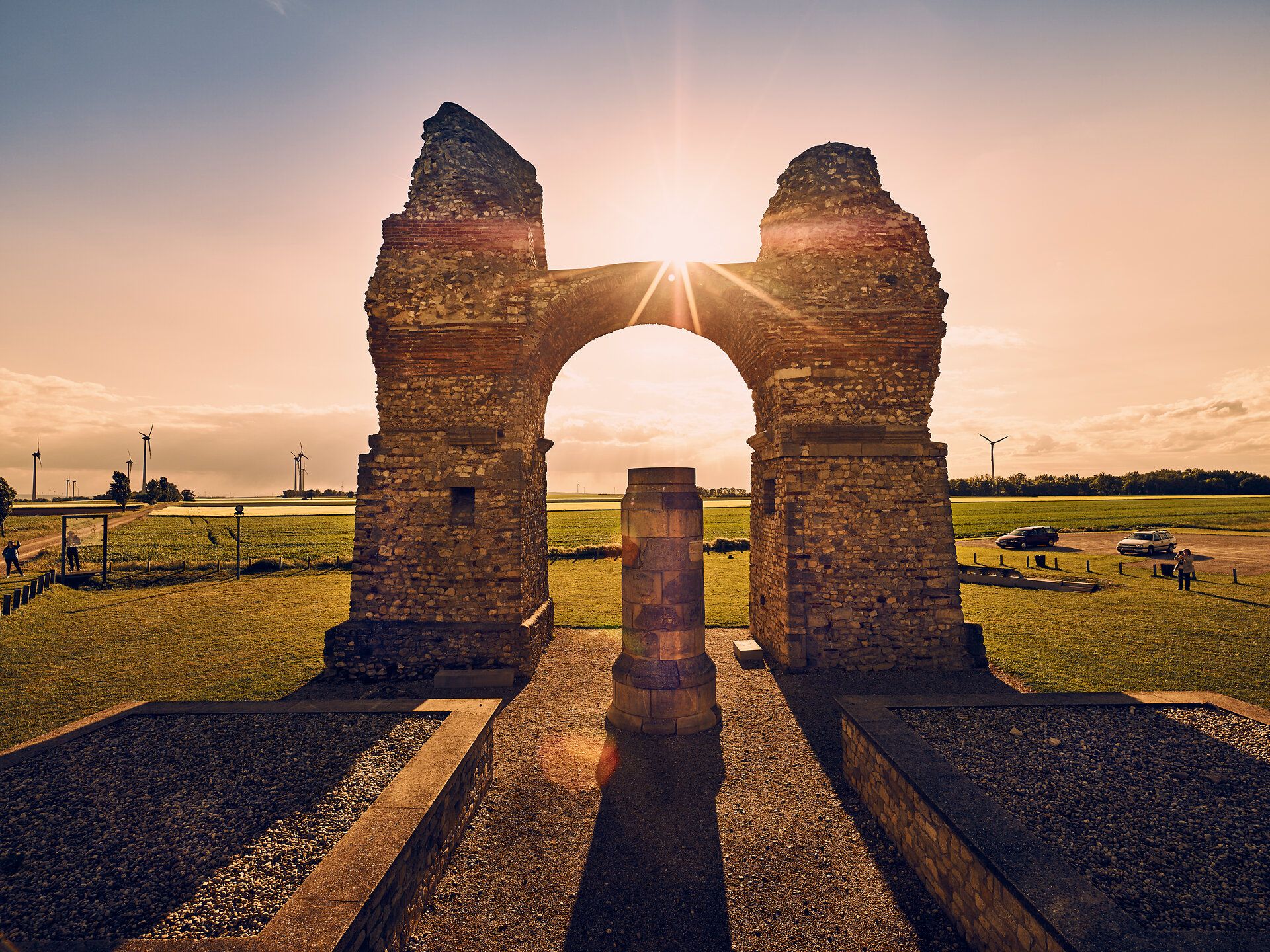 Das Heidentor erhebt sich majestätisch gegen den strahlend blauen Himmel, während die Sonne durch die zerklüfteten Steine strahlt. Umgeben von sanften Wiesen und dem sanften Rauschen des Windes, lädt dieser historische Ort dazu ein, die faszinierende Geschichte der Region zu entdecken. Ein perfekter Ort für einen unvergesslichen Sommerausflug.