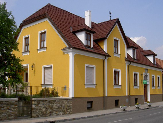 Gästehaus Familie Fischer, © Familie Fischer Gelbes Einfamilienhaus mit rotem Dach