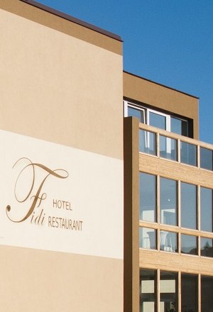 Au&szlig;enansicht eines modernen Geb&auml;udes mit der Aufschrift 'Fidi Hotel Restaurant'.