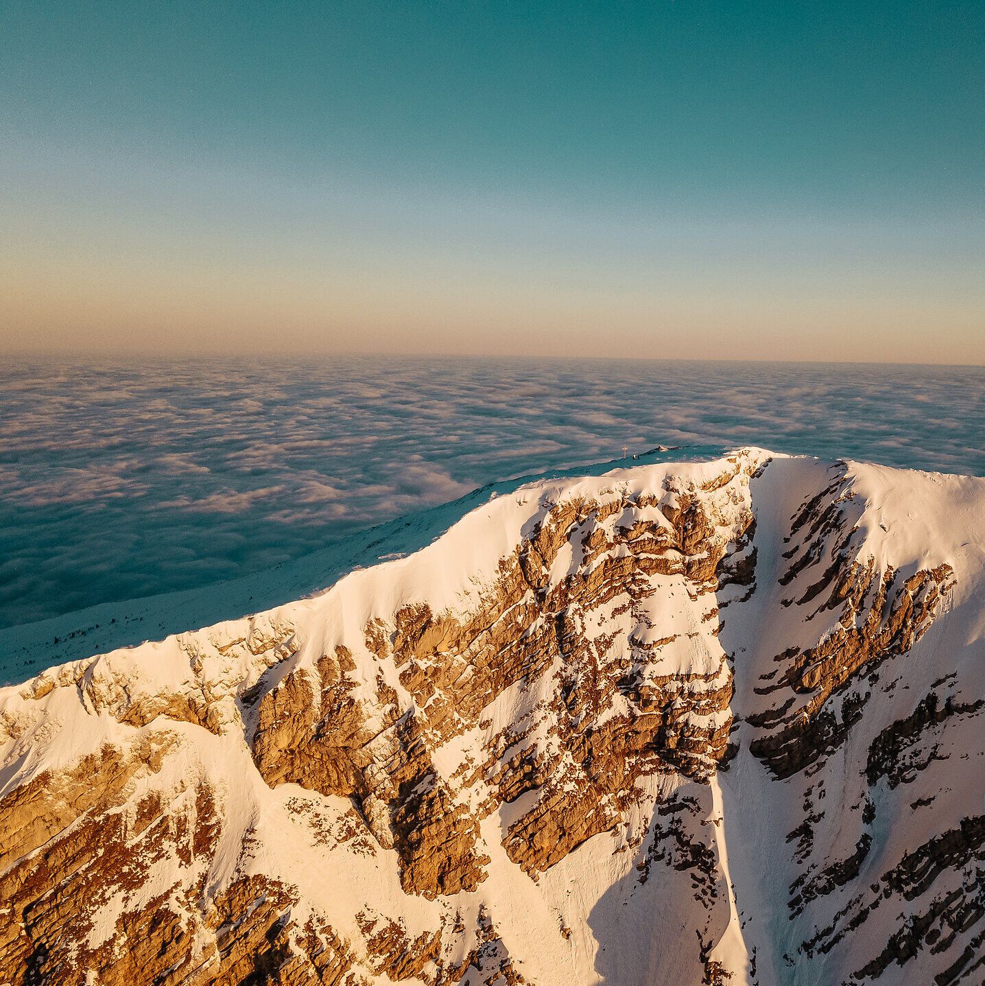 Der schneebedeckte Ötscher, ein Berg im niederösterreichischen Mostviertel. 