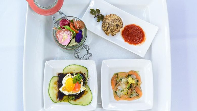 Ein eleganter Vorspeisenteller mit verschiedenen kleinen Gerichten auf einem wei&szlig;en Teller.